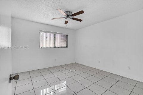Villa ou maison à louer à Hialeah, Floride: 3 chambres, 86.96 m2 № 2076215 - photo 12