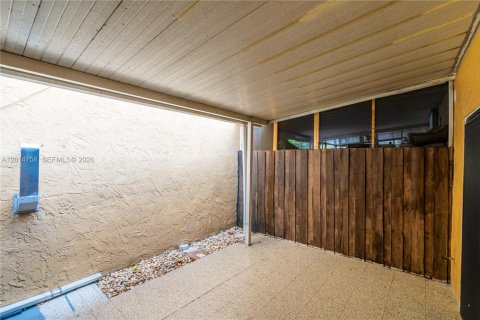 Villa ou maison à louer à Hialeah, Floride: 3 chambres, 86.96 m2 № 2076215 - photo 17
