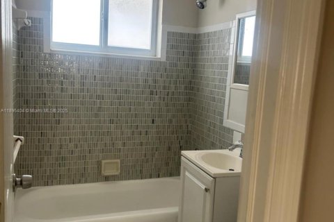 Casa en alquiler en Miramar, Florida, 1 dormitorio, 260.5 m2 № 1947637 - foto 3