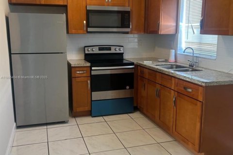 Casa en alquiler en Miramar, Florida, 1 dormitorio, 260.5 m2 № 1947637 - foto 2