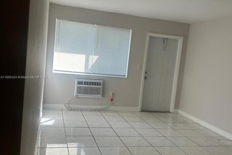 Casa en alquiler en Miramar, Florida, 1 dormitorio, 260.5 m2 № 1947637 - foto 1