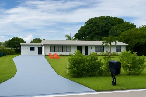 Casa en venta en Southwest Ranches, Florida, 4 dormitorios, 204.01 m2 № 1930544 - foto 1