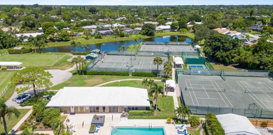 House in Stuart, Florida 4 bedrooms, 263.47 sq.m. № 1054755