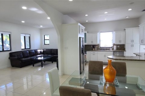 Casa en venta en Miami, Florida, 5 dormitorios, 181.25 m2 № 1854772 - foto 18