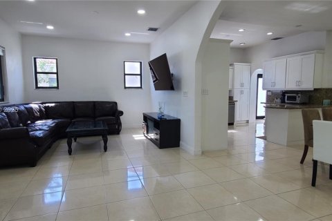 Casa en venta en Miami, Florida, 5 dormitorios, 181.25 m2 № 1854772 - foto 30