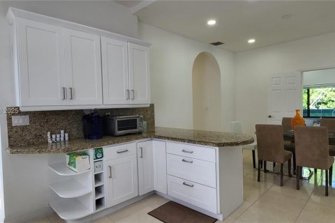 Casa en venta en Miami, Florida, 5 dormitorios, 181.25 m2 № 1854772 - foto 20