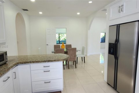 Casa en venta en Miami, Florida, 5 dormitorios, 181.25 m2 № 1854772 - foto 25