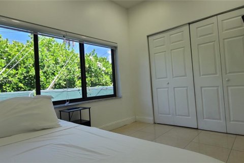 Casa en venta en Miami, Florida, 5 dormitorios, 181.25 m2 № 1854772 - foto 28