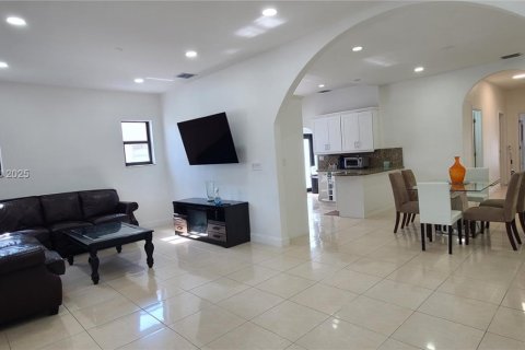 Casa en venta en Miami, Florida, 5 dormitorios, 181.25 m2 № 1854772 - foto 15