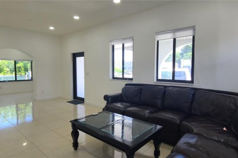 Casa en venta en Miami, Florida, 5 dormitorios, 181.25 m2 № 1854772 - foto 6