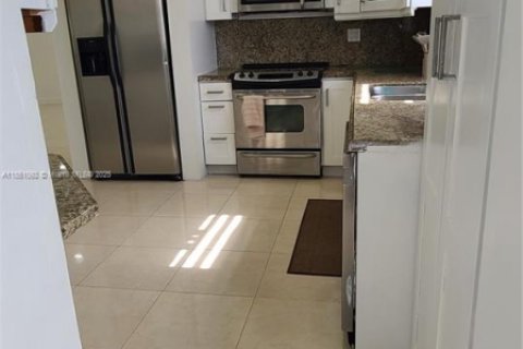Casa en venta en Miami, Florida, 5 dormitorios, 181.25 m2 № 1854772 - foto 22