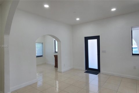 Casa en venta en Miami, Florida, 5 dormitorios, 181.25 m2 № 1854772 - foto 14