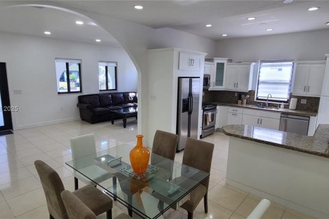 Casa en venta en Miami, Florida, 5 dormitorios, 181.25 m2 № 1854772 - foto 4