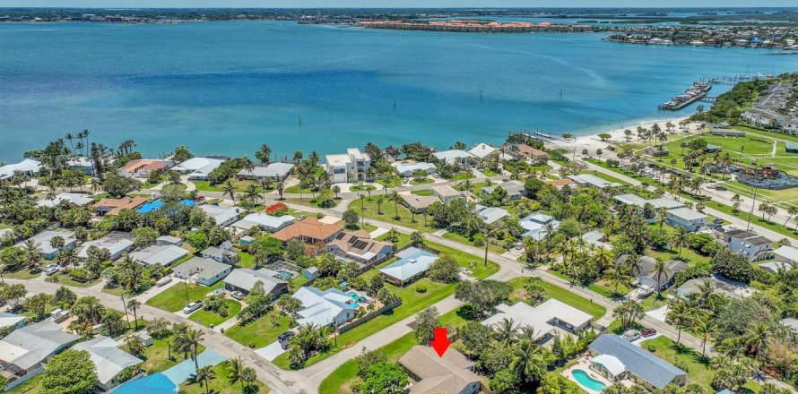 House in Fort Pierce, Florida 3 bedrooms, 181.25 sq.m. № 1223309