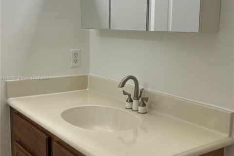 Villa ou maison à louer à Miami Gardens, Floride: 3 chambres, 128.02 m2 № 1965065 - photo 4