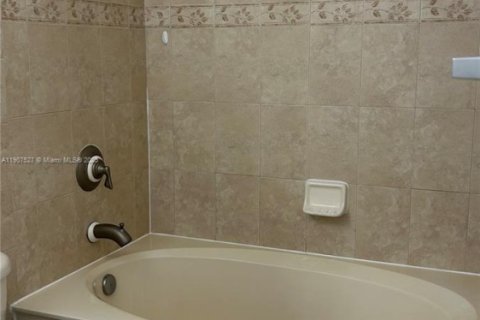Villa ou maison à louer à Miami Gardens, Floride: 3 chambres, 128.02 m2 № 1965065 - photo 3