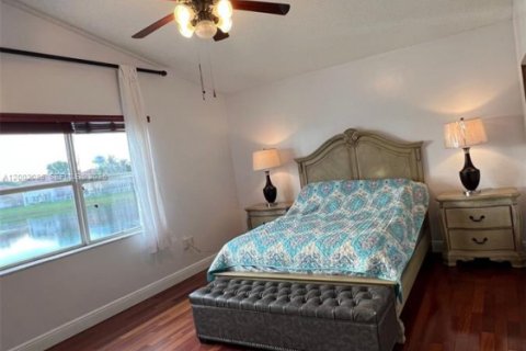 Villa ou maison à louer à Hollywood, Floride: 4 chambres, 213.68 m2 № 2067485 - photo 25