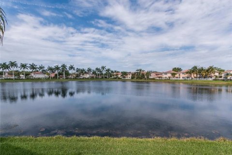Villa ou maison à louer à Hollywood, Floride: 4 chambres, 213.68 m2 № 2067485 - photo 2