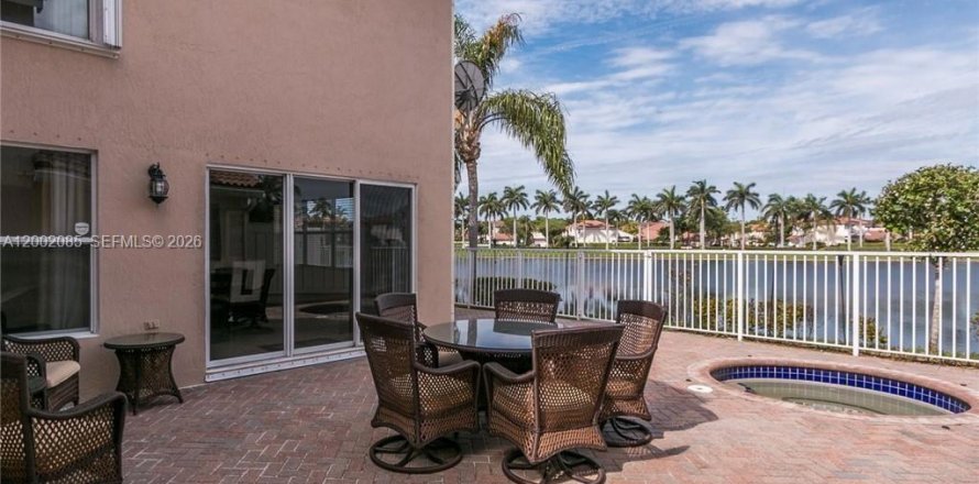 Villa ou maison à Hollywood, Floride 4 chambres, 213.68 m2 № 2067485