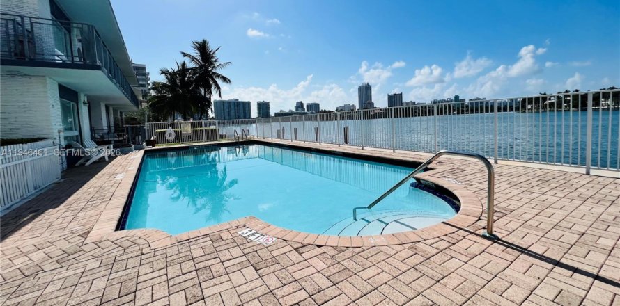 Apartment in Miami Beach, Florida 1 bedroom, 74.32 sq.m. № 2002777
