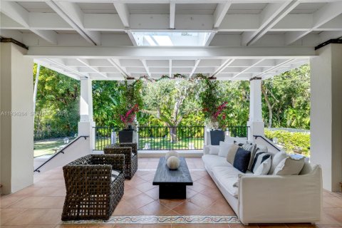 House in Coral Gables, Florida 5 bedrooms, 644.56 sq.m. № 2035819 - photo 29