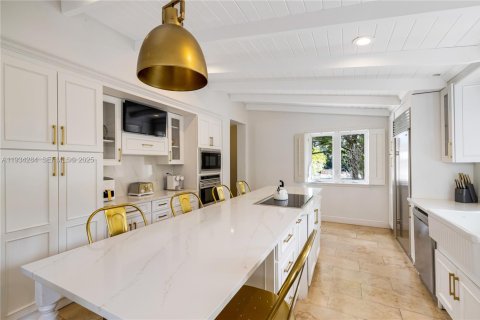 House in Coral Gables, Florida 5 bedrooms, 644.56 sq.m. № 2035819 - photo 13