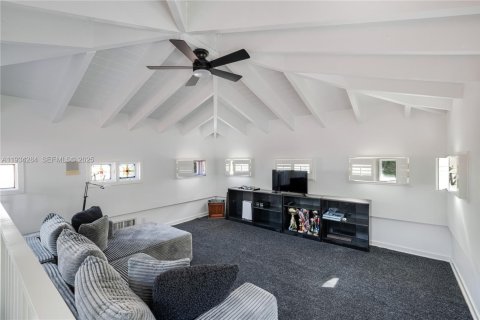 House in Coral Gables, Florida 5 bedrooms, 644.56 sq.m. № 2035819 - photo 7