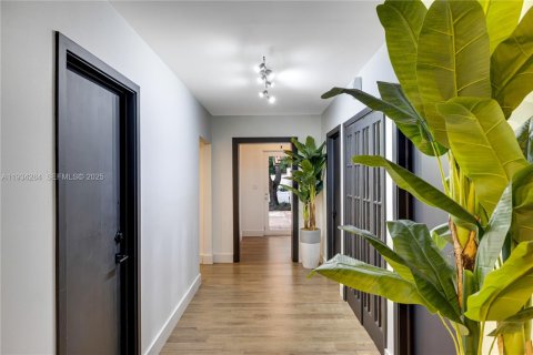 House in Coral Gables, Florida 5 bedrooms, 644.56 sq.m. № 2035819 - photo 22