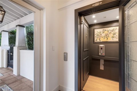 House in Coral Gables, Florida 5 bedrooms, 644.56 sq.m. № 2035819 - photo 24