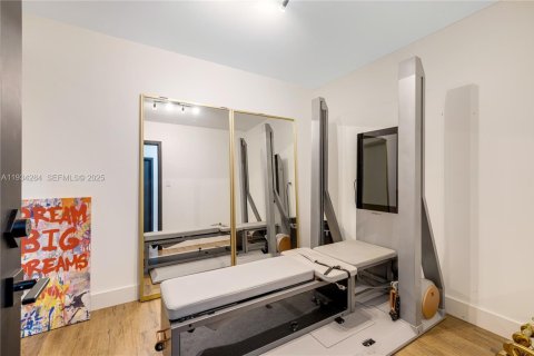 House in Coral Gables, Florida 5 bedrooms, 644.56 sq.m. № 2035819 - photo 23