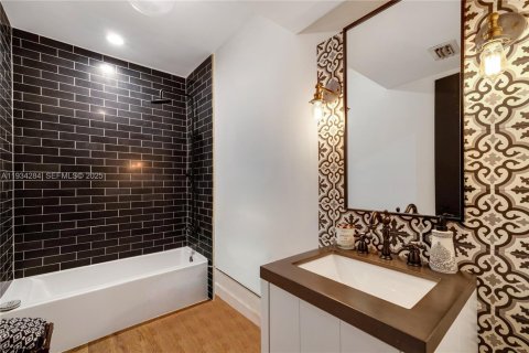 House in Coral Gables, Florida 5 bedrooms, 644.56 sq.m. № 2035819 - photo 28