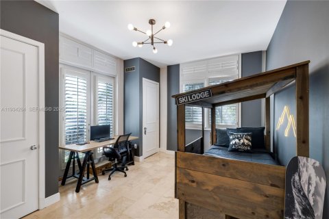 House in Coral Gables, Florida 5 bedrooms, 644.56 sq.m. № 2035819 - photo 6