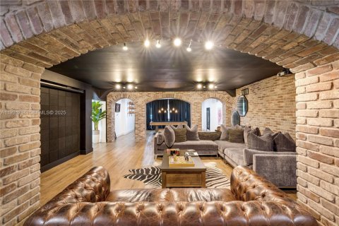 House in Coral Gables, Florida 5 bedrooms, 644.56 sq.m. № 2035819 - photo 18