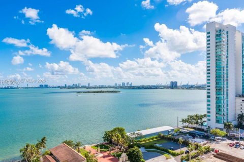 Condominio en Miami, Florida, 1 dormitorio  № 2011465