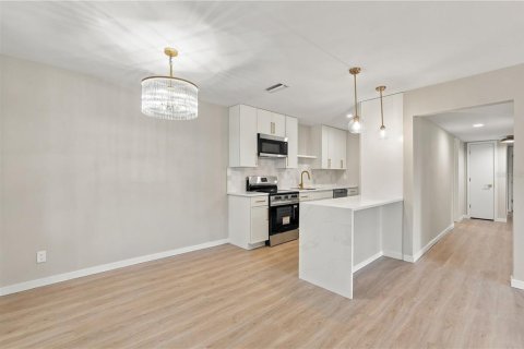 Villa ou maison à vendre à Tampa, Floride: 4 chambres, 176.14 m2 № 2415372 - photo 5