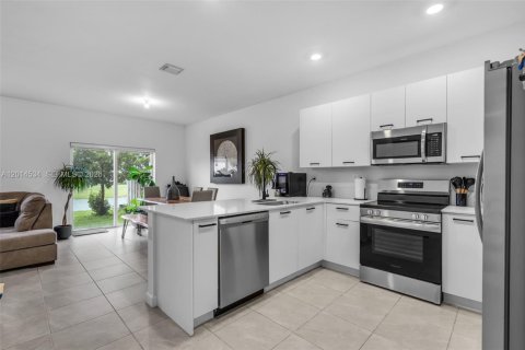 Townhouse in Miami, Florida 3 bedrooms, 157.47 sq.m. № 2076501 - photo 5