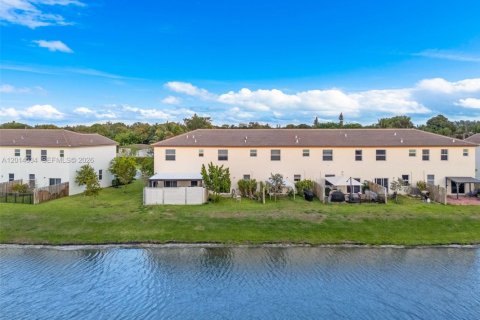 Townhouse in Miami, Florida 3 bedrooms, 157.47 sq.m. № 2076501 - photo 28