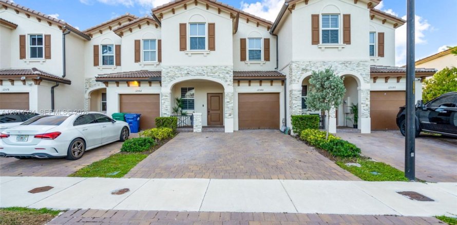 Townhouse in Miami, Florida 3 bedrooms, 157.47 sq.m. № 2076501