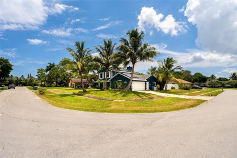 House in Haverhill, Florida 4 bedrooms, 241.45 sq.m. № 1874930 - photo 14