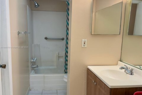 Condominio en alquiler en Lauderhill, Florida, 1 dormitorio, 68.28 m2 № 1931482 - foto 13