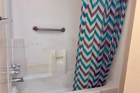 Condominio en alquiler en Lauderhill, Florida, 1 dormitorio, 68.28 m2 № 1931482 - foto 14