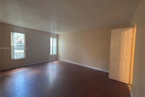 Condominio en alquiler en Lauderhill, Florida, 1 dormitorio, 68.28 m2 № 1931482 - foto 4