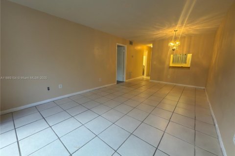 Condominio en alquiler en Lauderhill, Florida, 1 dormitorio, 68.28 m2 № 1931482 - foto 3