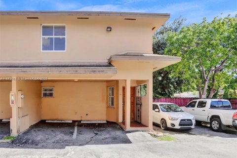 Touwnhouse à vendre à North Miami, Floride: 3 chambres, 126.35 m2 № 1774320 - photo 1