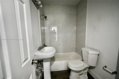 Villa ou maison à louer à Miami, Floride: 3 chambres, 178.93 m2 № 1839310 - photo 13