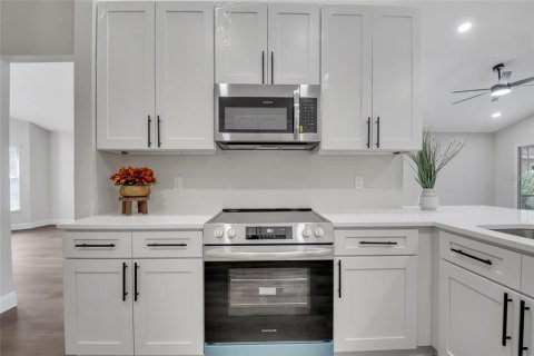House in Orlando, Florida 3 bedrooms, 160.26 sq.m. № 1894629 - photo 8