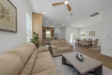 House in Saint Petersburg, Florida 4 bedrooms, 251.58 sq.m. № 2299849 - photo 29