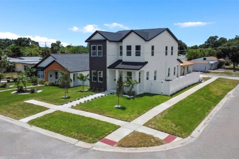House in Saint Petersburg, Florida 4 bedrooms, 251.58 sq.m. № 2299849
