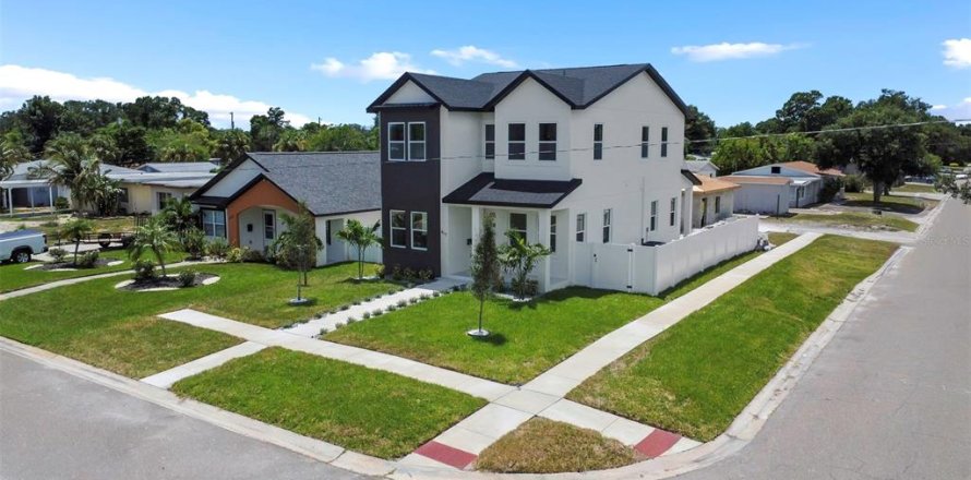 House in Saint Petersburg, Florida 4 bedrooms, 251.58 sq.m. № 2299849