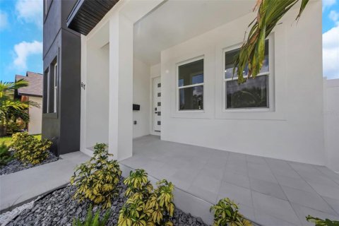 House in Saint Petersburg, Florida 4 bedrooms, 251.58 sq.m. № 2299849 - photo 4